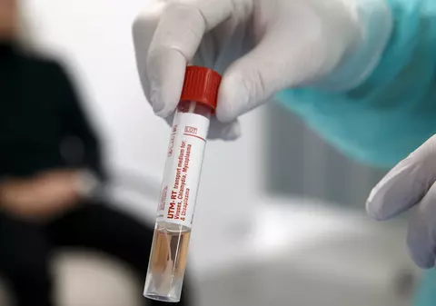 Infectat cu COVID-19, un bătrân a murit în timp ce vorbea la telefon cu soția sa