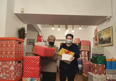 Sucursala din București a lui Moș Crăciun. Un magazin scoate la vânzare lucruri donate, iar din banii obținuți sunt luate daruri pentru nevoiași