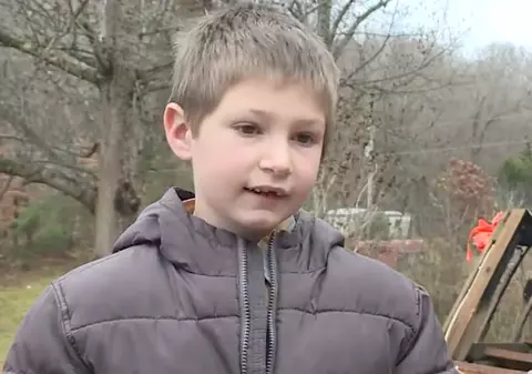 Un băiat de șapte ani și-a salvat sora de doi ani din casa cuprinsă de flăcări