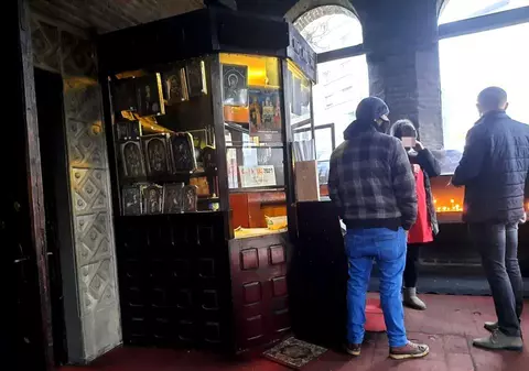 O femeie a fost bătută într-o biserică din Pitești de soțul cu care se află în divorț