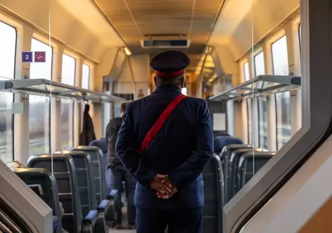 Spre Chicago cu „Săgeata Albastră”. Cum arată călătoria spre Aeroportul Otopeni pe singura cale ferată construită după Revoluție