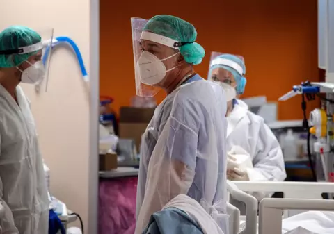 Fiica unei femei decedate la Spitalul din Constanța acuză cadrele medicale de tratament „umilitor”:  „Îi aruncau mâncarea pe jos, apoi i-o dădeau”