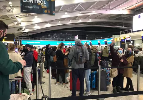 Haos pe aeroportul londonez Heathrow, după restricţiile generate de noua mutație COVID