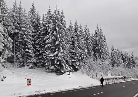 Cod portocaliu de viscol şi ninsoare în zonele montane din mai multe județe din țară