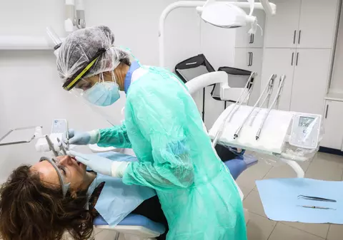 Încă un posibil efect secundar post-COVID: pierderea dinților. Experții au păreri împărțite, dar cred că se impune un studiu