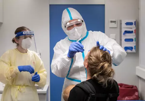 Numărul infectărilor cu noua tulpină de COVID crește în Europa. Țările care au înregistrat cazuri