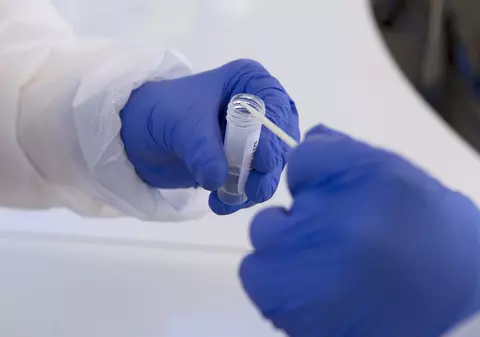 Franța a depistat primul caz de infectare cu noua variantă sud-africană de COVID