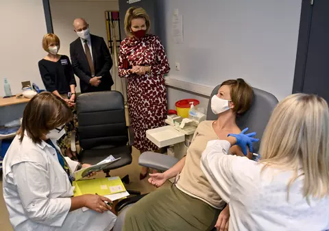 Comitetul de Bioetică din Belgia propune o dezbatere națională privind obligativitatea vaccinării anti-COVID