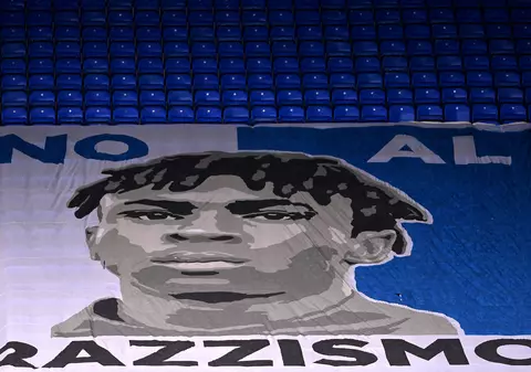 Rasismul în sportul românesc și european. De la sunete de maimuță, banane aruncate în jucători, până la interdicție de transferuri pentru jucătorii de culoare