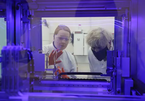 Economia Marii Britanii, cea mai mare scădere economică din ultimii 300 de ani