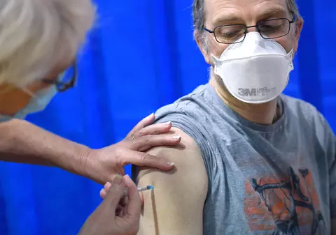 Avertismentul OMS: Persoanele vaccinate anti-COVID-19 ar trebui să continue să poarte măşti şi să păstreze distanţa