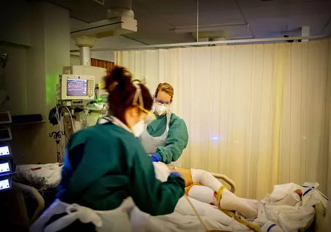 Rusia recunoaște că numărul deceselor provocate de Covid-19 ar putea fi de trei ori mai mare decât cifra oficială