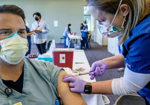 Medicul ATI Radu Țincu: ”Trebuie să ne grăbim cu vaccinarea. Ea trebuie să fie de scurtă durată”