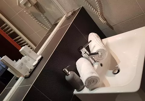 Criza apei calde din Capitală a dat naștere unui nou tip de afacere: rezervare la hotel pentru un duș