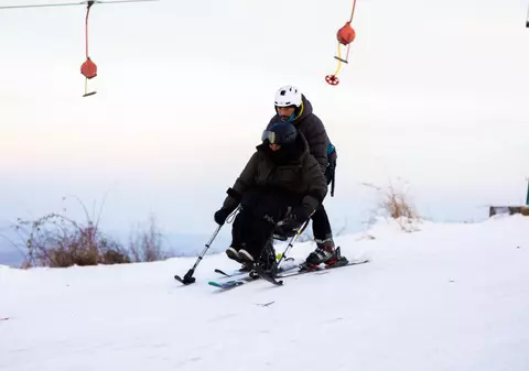 Persoanele cu dizabilităţi pot schia în România. Cinci pârtii, dotate cu scaune speciale