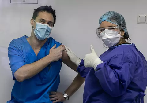 Vaccinarea anti-Covid începe astăzi în mai multe spitale din țară. Valeriu Gheorghiță: „Ar trebui să avem cel puțin 20.000 de persoane vaccinate pe zi”