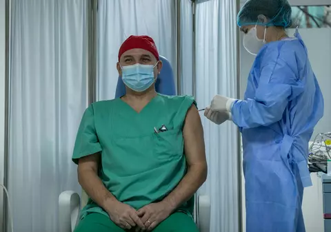 Asistent român în Italia, revoltat că nu a fost inclus în prima etapă de vaccinare: „Dacă nu se impunea carantina, mă gândeam să vin în România”