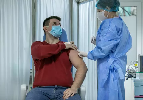 Campania de vaccinare, a doua amânare. Toate persoanele sub 65 de ani, inclusiv bolnavii cronici, care erau programate la prima doză în 30 ianuarie - 11 februarie, vor fi reprogramate. Rapelurile se fac