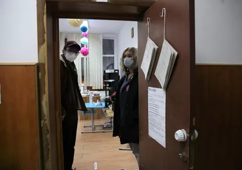 REPORTAJ: Lecția de implicare dată de doi observatori la vot la doar 18 și 19 ani. „Ceilalți trebuie să vadă exemple”