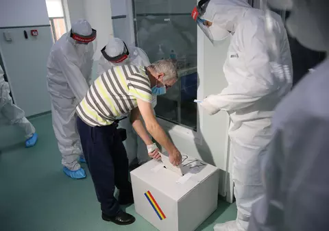 REPORTAJ | Pacienții cu COVID de la „Nasta” au votat cu urna mobilă. Asistentă: „Nu vă mai rezumați la înjurături, faceți ceva pentru următorii 4 ani”