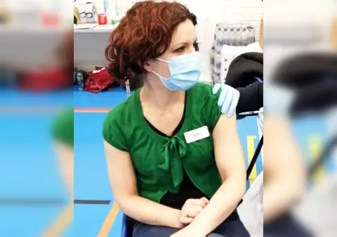 Asistentă română din Irlanda de Nord care s-a vaccinat anti-COVID: „Fac tot ce pot să mă protejez și să îmi protejez copilul”