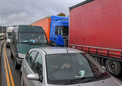 Un șofer român a condus 600 km pentru testul COVID și a reușit să iasă din Anglia: „Am așteptat 50 de ore în dubă, toate hotelurile erau ocupate”