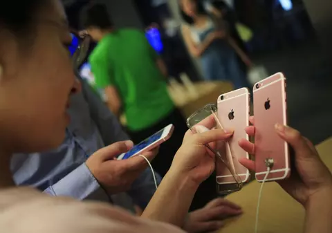 Compania Apple, dată în judecată în Europa pentru că încetinește funcțiile telefoanelor iPhone