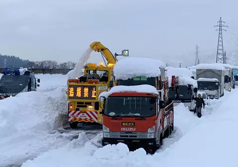 Peste 1.000 de japonezi, blocați pe o autostradă din cauza ninsorilor abundente. Armata a fost mobilizată