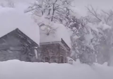 VIDEO | Zăpadă de doi metri în Japonia. Mii de gospodării au rămas fără curent electric