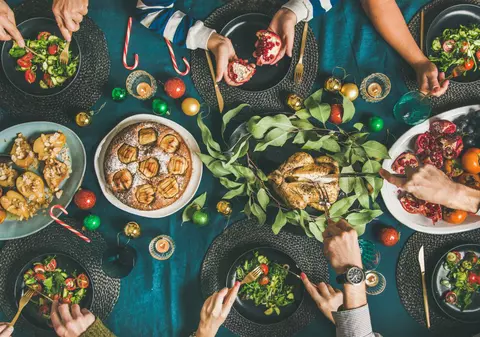 Ce pun pe masa de Revelion alte popoare: turcii mănâncă rodie pentru belșug, argentinienii fac fasole pentru un job mai bun!