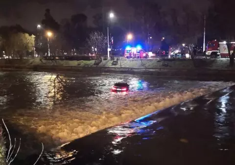 VIDEO | Un șofer din Cluj-Napoca a căzut cu mașina în Someș