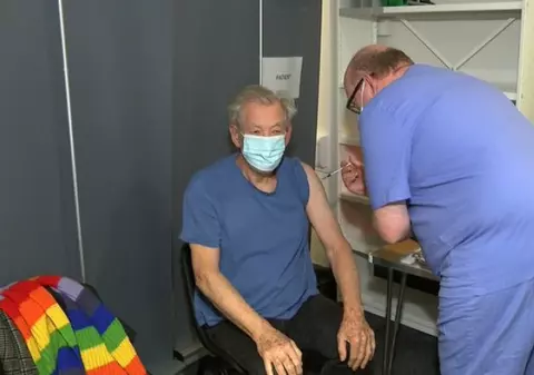 Ian McKellen s-a vaccinat anti-COVID-19. Cum s-a simțit actorul din „Stăpânul Inelelor” după ce a primit serul