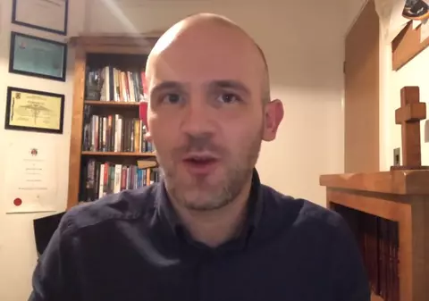 Medic român din Anglia, după ce s-a vaccinat împotriva COVID: „Eu cred în Dumnezeu şi ştiinţă”