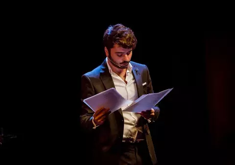 Un român, cel mai citit poet din Spania. A vândut un tiraj incredibil de cărți