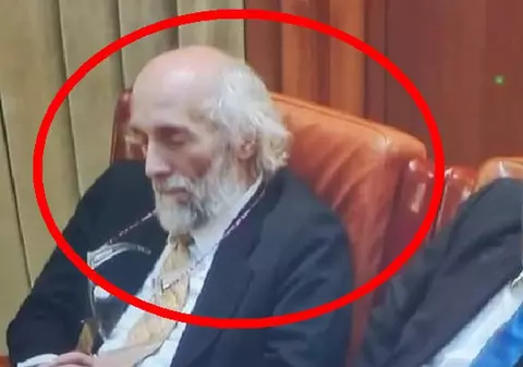 Senator AUR, surprins dormind în Parlament. Mircea Dăneasa spune că medita: „Activam conexiuni speciale”