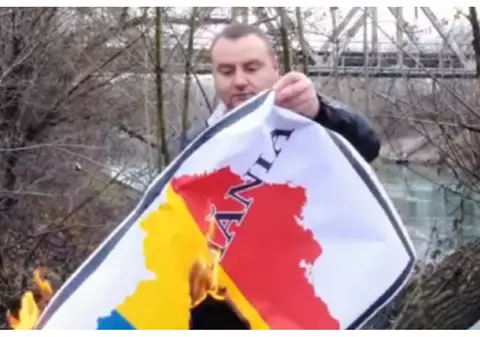 VIDEO | Liderul unui partid din Moldova a dat foc hărții României Mari în timpul vizitei președintelui Klaus Iohannis la Chișinău
