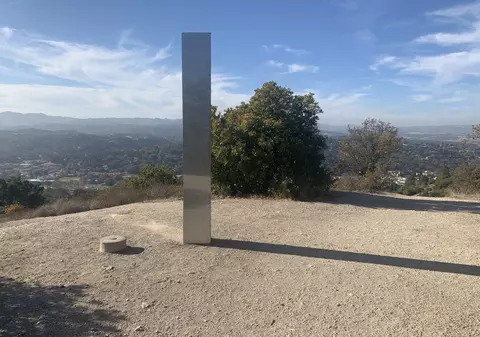 Un nou monolit misterios a apărut în Statele Unite. Obiectul bizar, găsit în vârful unui munte