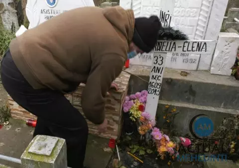 Doi tineri au profanat un mormânt dintr-un cimitir din Mehedinți pentru a fura un inel. Au fost arestați