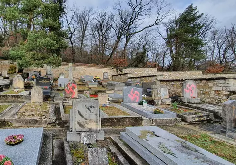 FOTO | Zeci de morminte dintr-o localitate de lângă Paris, vandalizate cu svastici