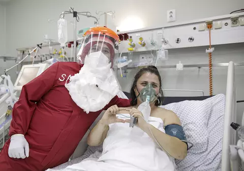 Moș Crăciun, în vizită la bolnavii cu COVID de la Spitalul Marius Nasta. „Trebuie să le ofere un licăr de speranță”