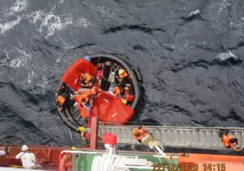 Zece naufragiați, salvați după 12 ore de o navă comandată de un român