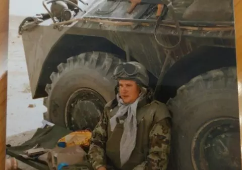 Generalul în rezervă Nicolae Ciucă, numit premier interimar, a luptat în Afganistan și Irak. Fotografie cu el timpul misiunii