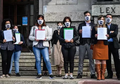 500 de familii ale victimelor COVID din Italia îl dau în judecată pe premierul Conte. De ce îl acuză