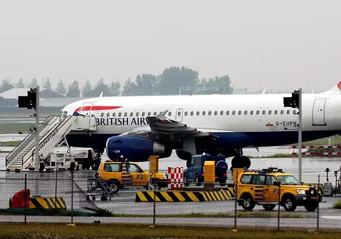 Olanda a suspendat zborurile dinspre Marea Britanie, după apariția noii tulpini de COVID-19