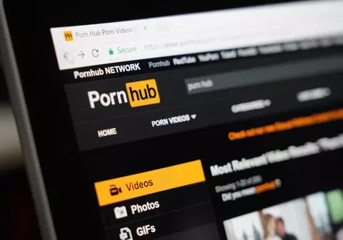 Pornhub, Stripchat, XNXX și Xvideos, acuzate oficial în UE de încălcarea normelor privind accesul copiilor la conținut sexual