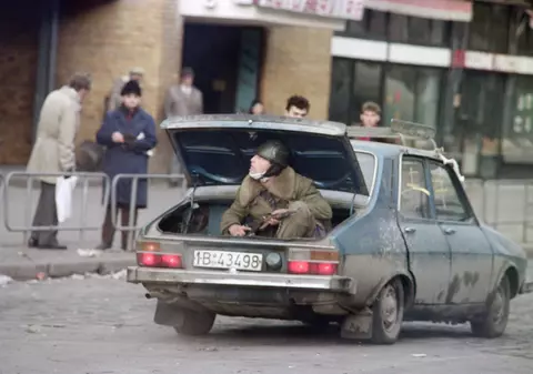 Amintirile unui profesor de română care le-a povestit până la pensie elevilor săi cum a fost la Revoluție: „Gloanțe-trasor îmi trec pe deasupra capului. Nimeni nu fuge”