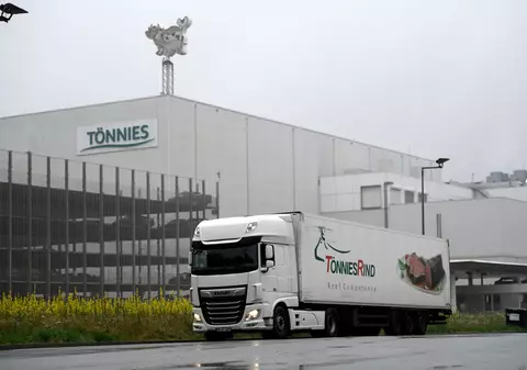 Deutsche Welle, despre legea care îi va proteja pe muncitorii români din abatoare: „A fost nevoie de o pandemie pentru a opri exploatarea”