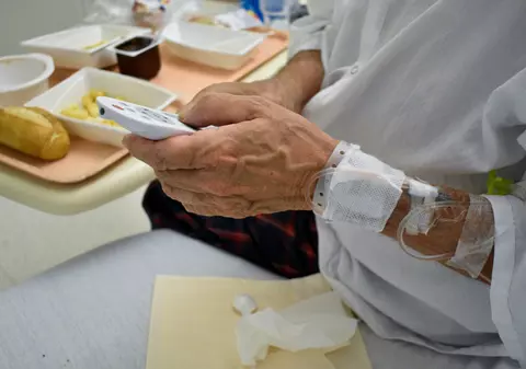 Bătrân de 82 de ani din Iași, abandonat de familie în spital, de sărbători. Copiii nu-l mai vor acasă, DGASPC nu-i găsește loc în cămin