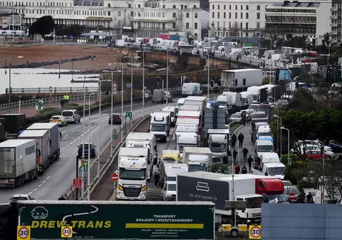VIDEO | Imagini incredibile cu coloana de TIR-uri blocate în Marea Britanie