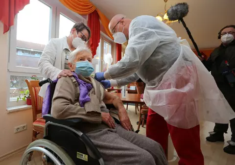 O femeie de 101 ani dintr-un cămin de bătrâni din Saxonia, prima persoană vaccinată anti-Covid în Germania